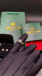 BIONTOMのゴールドモアサナイト2連リングセット。大粒の輝きが美しい指輪と専用ギフトボックス。