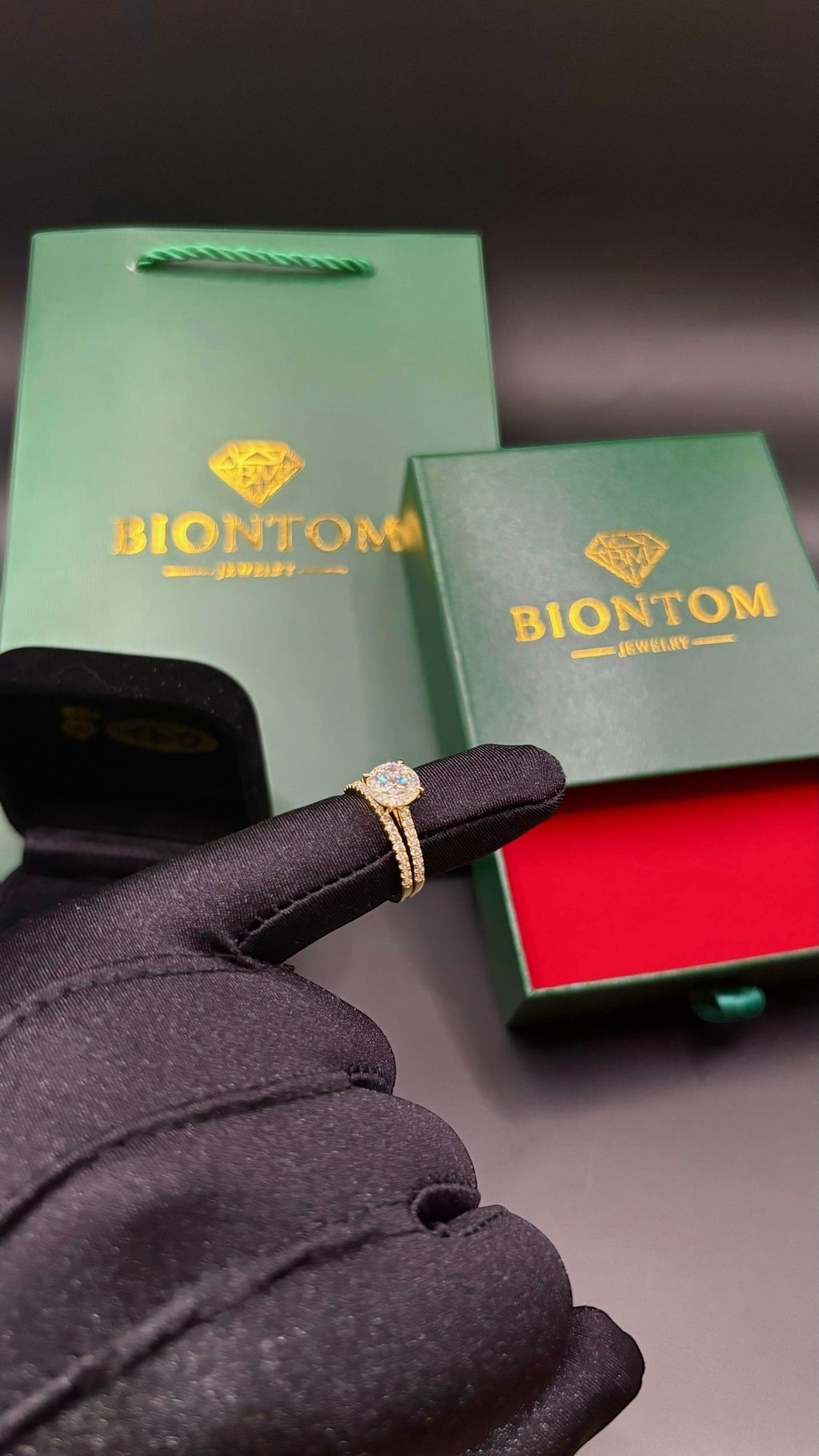 BIONTOMのゴールドモアサナイトリングセット。大粒の石が輝く2連デザインで、専用のギフトボックスとショッパーが付属。