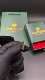 BIONTOMのゴールドモアサナイトリング。繊細な輝きを放つエタニティデザインで、ギフトボックスとショッパーが付属。