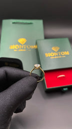 BIONTOMのゴールドモアサナイトリング。大粒の石が輝く繊細なデザインで、ギフトボックスとショッパーが付属。